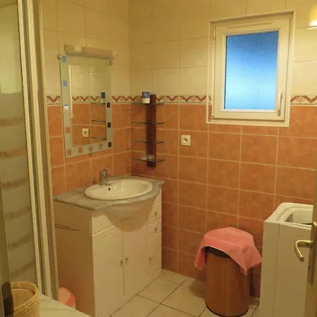 Maison Bleue Avec Jardin A 6 Km De La Mer, Parking Prive, Wifi Holiday home